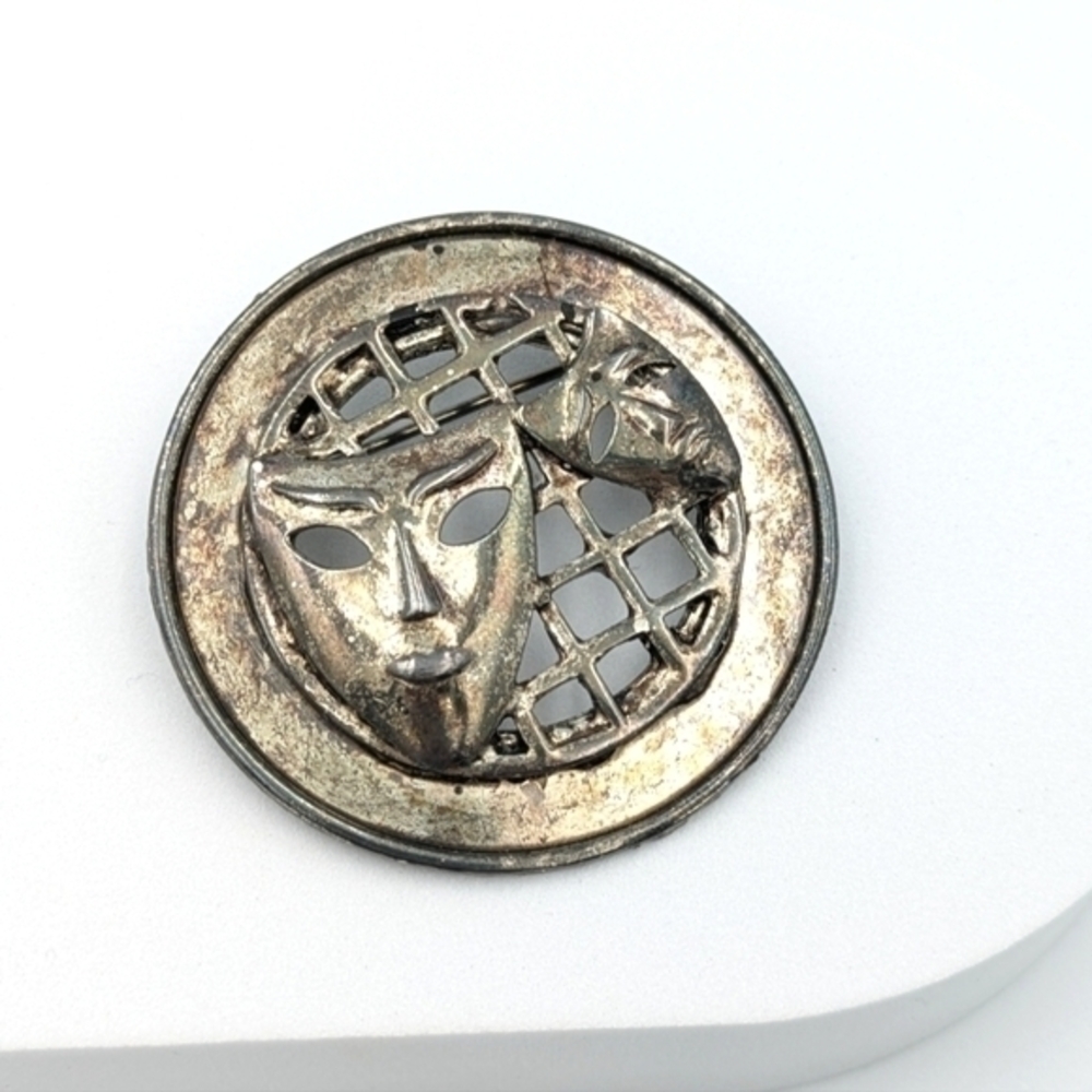 4/24$  Vintage two mask open metal work round brooch pin